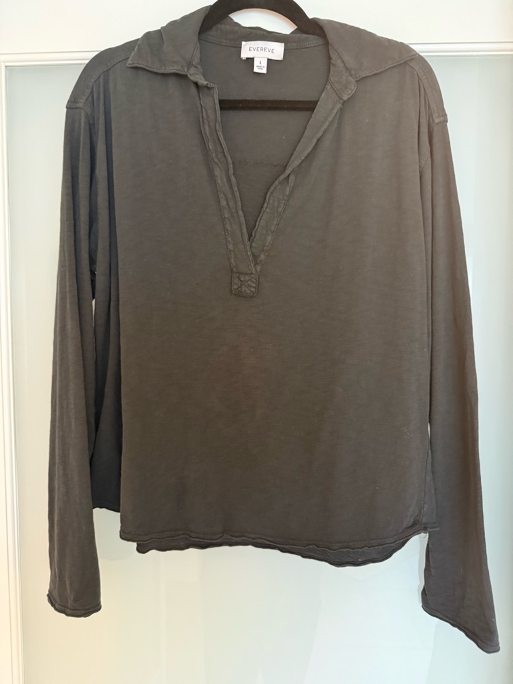 Evereve Lightweight V-Neck Long Sleeve Top in Charcoal Gray